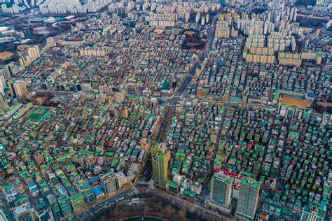 Vibrant Seoul: A Kaleidoscope of Urban Life Explores Ephemeral Moments and Everyday Beauty